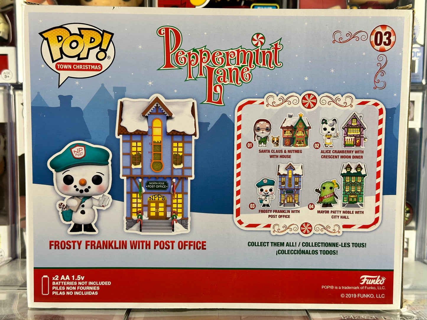 Peppermint Lane - Navidad en la ciudad - Frosty Franklin con oficina de correos (se ilumina) (03) Exclusivo de GameStop abovedado