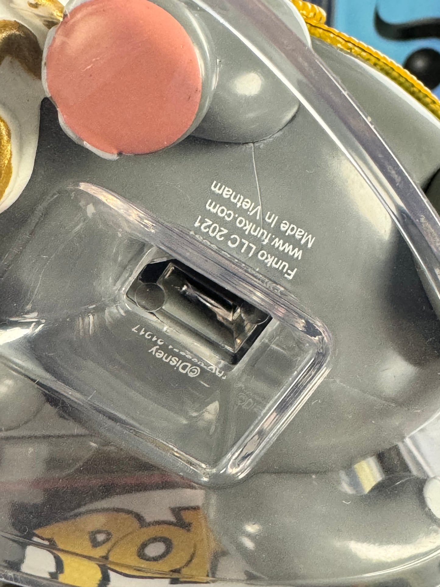 Disney - Atracciones - Goofy en la atracción Dumbo Flying Elephant (105) OOB